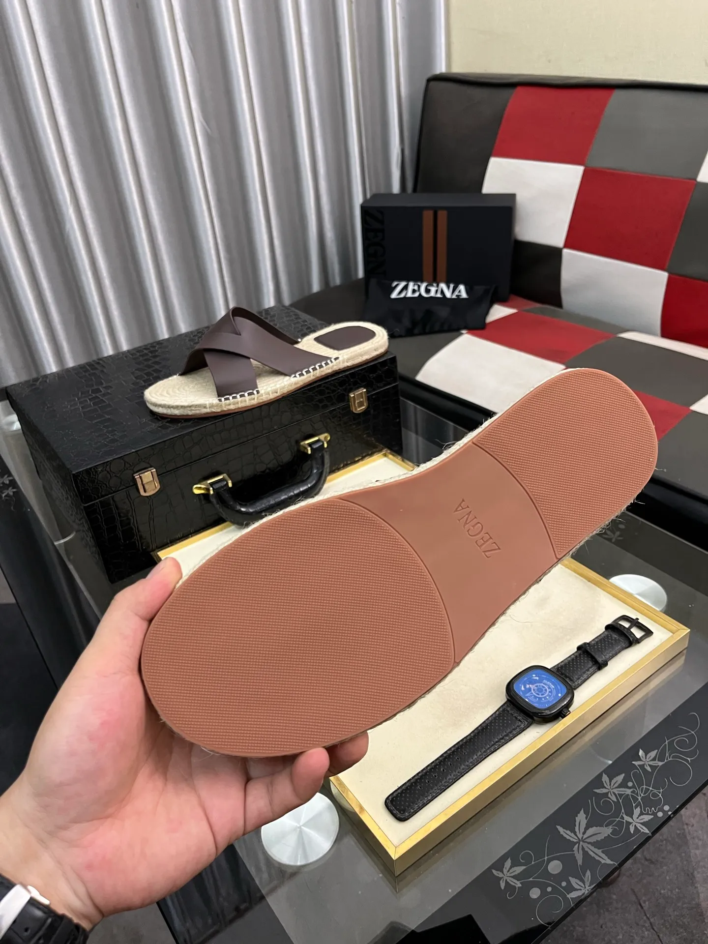 Men's shoes 💰320⌚️⌚️《HERMES》Hermès 💁♂️Men's casual slippers, compare the quality at the counter🧚🏿♂️ The upper layer has a stone pattern with clear texture, showing high-end, high-end, comfortable to wear and versatile. Purely hand-pulled, raw rubber breathable outsole, breathable and comfortable lambskin lining, 100% comfortable density, original rubber outsole wear-resistant code number 38-44. Can be customized 45-46-47